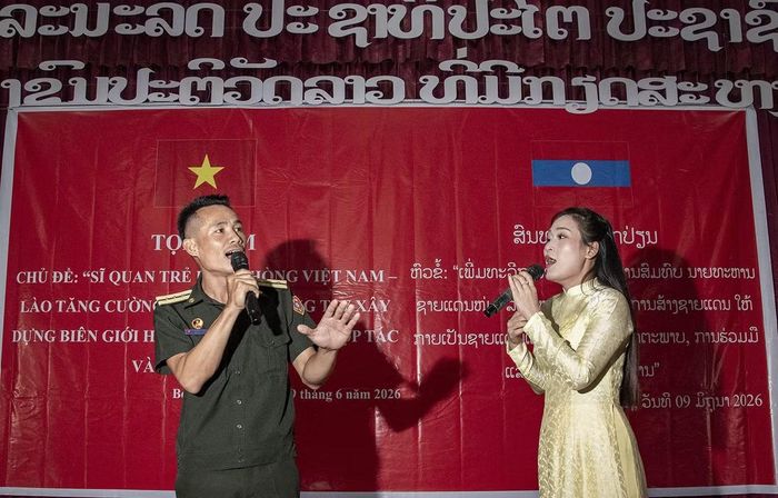  Không khí ngập tràn xúc động khi người lính người Lào - Đại úy Đu ít Say sổng kham song ca bài hát “Đất nước tình yêu” của nhạc sĩ Lệ Giang. Ảnh: Lê Văn Chương 