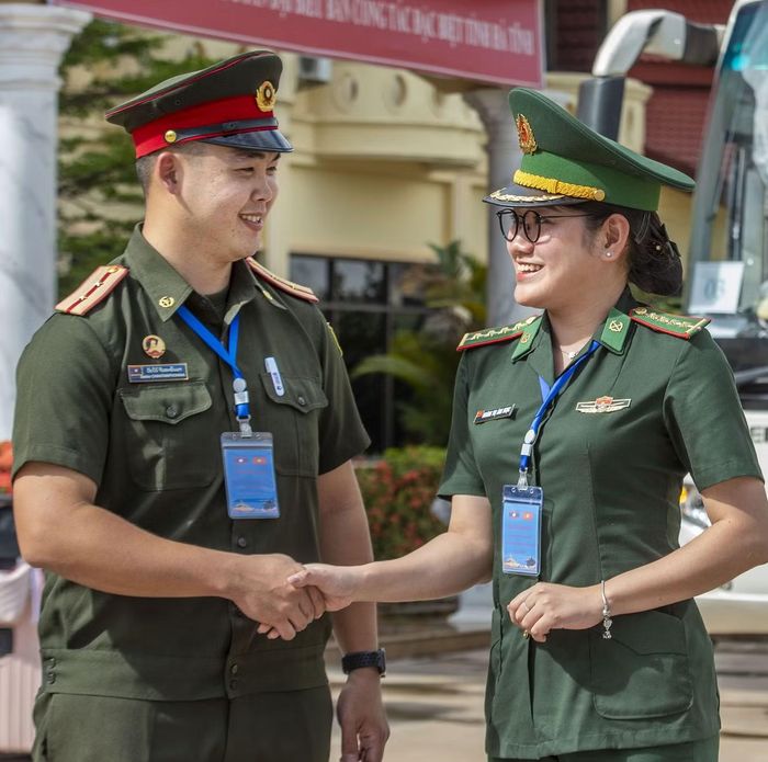  Trung úy Chanthap Chima vui mừng bắt tay quân nhân nữ của Việt Nam. Chanthap Chima từng học tại Việt Nam từ năm 2016 đến năm 2019. Ảnh: Lê Văn Chương 