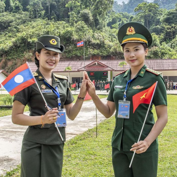  Hai nữ quân nhân trẻ của Việt Nam và Lào cùng nhau ghi lại khoảnh khắc đầm ấm, thanh xuân. Ảnh: Lê Văn Chương 