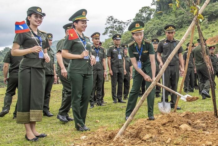  Tại Đại đội Biên phòng 253 của Lào, hai bên tổ chức trồng cây hữu nghị, tham quan doanh trại, tặng quà. Ảnh: Lê Văn Chương 
