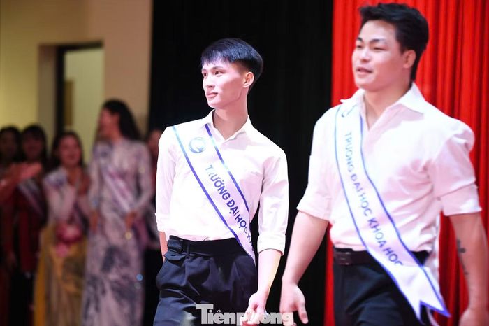Các nam sinh cũng tự tin catwalk trong tiếng reo hò của khán giả.