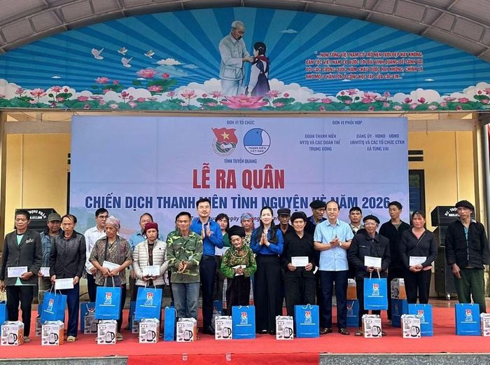 Ban tổ chức trao nhiều phần quà có giá trị hỗ trợ gia đình có hoàn cảnh khó khăn.