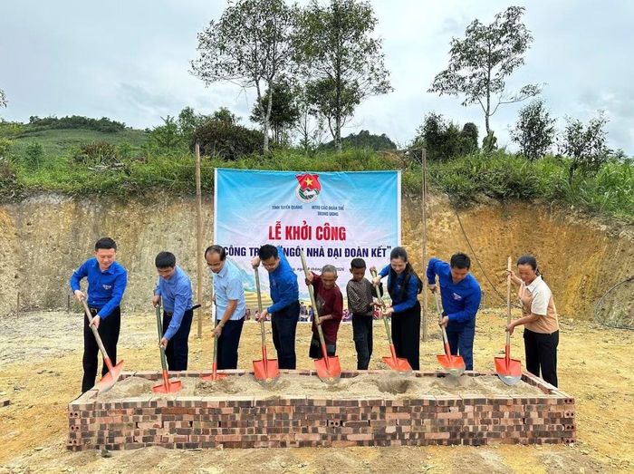 Lãnh đạo Trung ương Đoàn, Tỉnh Đoàn Tuyên Quang cùng các đại biểu thực hiện nghi thức động thổ công trình Nhà Đại đoàn kết dành tặng hộ gia đình có hoàn cảnh khó khăn.