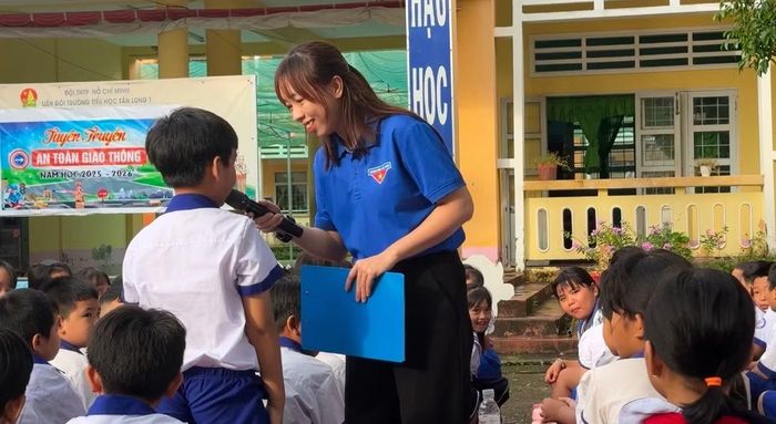 Cô Trần Thị Diễm Kiều - Giáo viên Tổng phụ trách Đội trường Tiểu học Tân Long 1 (Đồng Tháp) trong buổi sinh hoạt với học sinh.