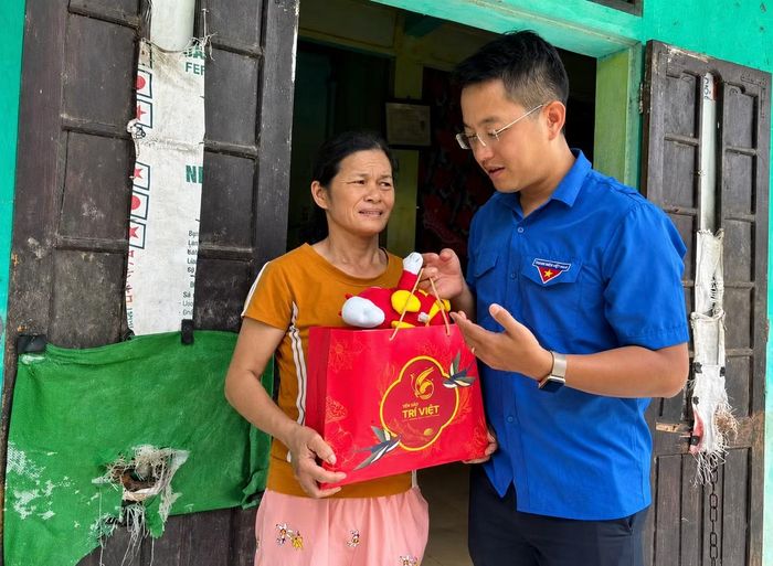 Anh Đinh Trung Hiếu tặng quà gia đình cháu bé.