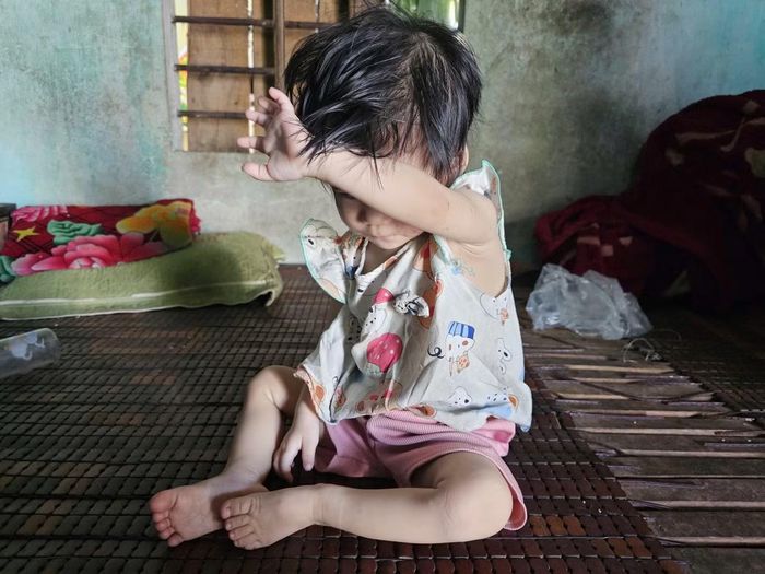 Như một hành động tự vệ, cháu bé thường đưa tay lên che mặt khi gặp người lạ.