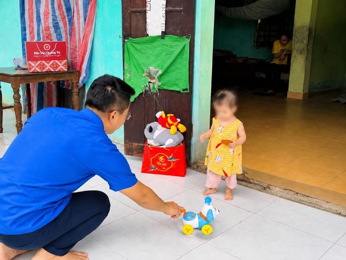 Cháu bé vui mừng khi lần đầu nhìn thấy đồ chơi.