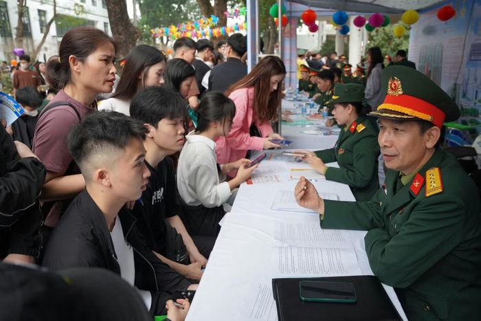 Tư vấn tuyển sinh vào các trường quân đội. Ảnh: Trọng Quân