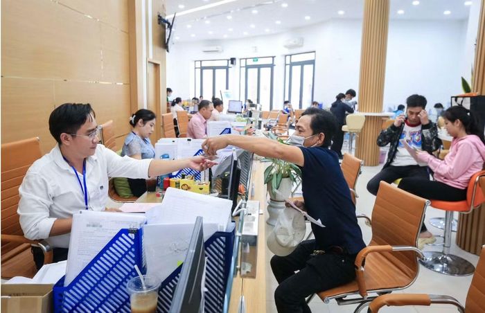 Khoảng 80% là cán bộ công chức cấp xã cũ, chỉ có 20% là điều động từ cấp huyện về (Ảnh minh họa)