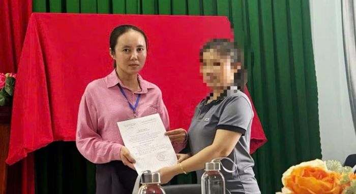 Ngày 3/6/2026, cô Trần Thị Thu Hồ (bên trái) nhận quyết định công nhận đảng viên chính thức sau hơn 5 năm.