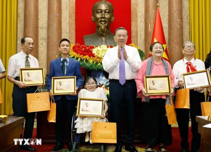  Tổng Bí thư, Chủ tịch nước Tô Lâm tặng quà cho các đại biểu. Ảnh: TTXVN. 