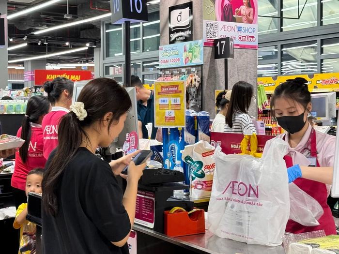 Khách hàng mua sắm tại Aeon. Ảnh: Việt Linh.
