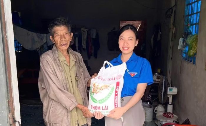 Chị Lê Thị Mỹ Chi – Bí thư Đoàn xã Mỹ Tú tặng quà cho người nghèo tại địa phương.