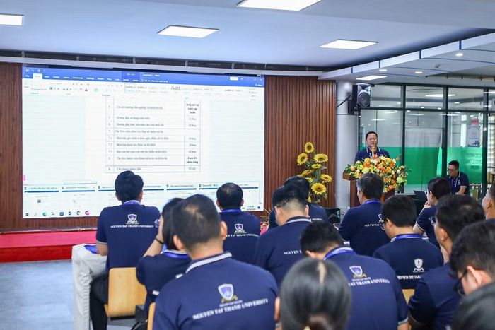  Cán bộ coi thi Trường Đại học Nguyễn Tất Thành được tập huấn trước khi lên đường. 