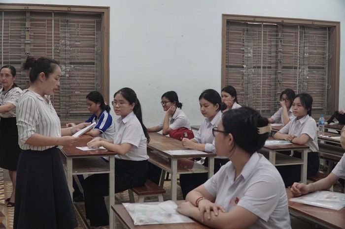 Ảnh các thí sinh làm thủ tục tại điểm thi Trường THPT Lý Tự Trọng, phường Nha Trang