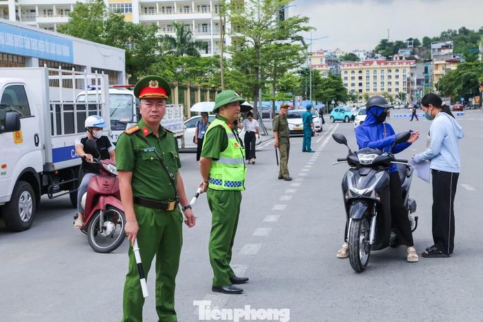  Lực lượng thanh niên tình nguyện, tiếp sức mùa thi phối hợp cùng công an, cảnh sát giao thông phân luồng hỗ trợ sĩ tử. 