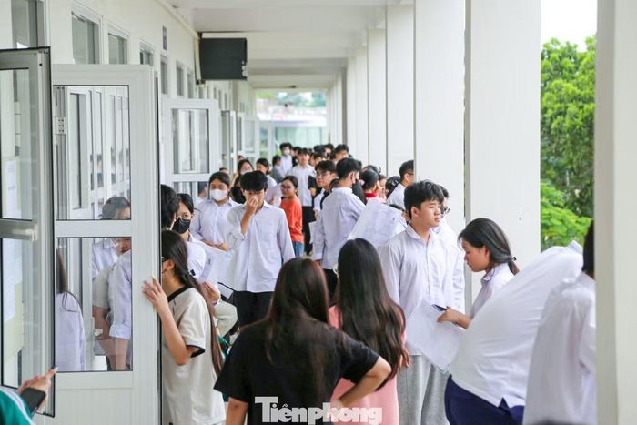  Các sĩ tử của Quảng Ninh đến điểm thi 