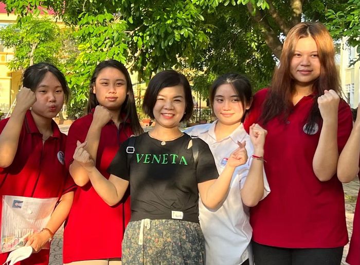  Thí sinh và cô giáo cùng thể hiện sự quyết tâm trước kỳ thi năm 2025. 