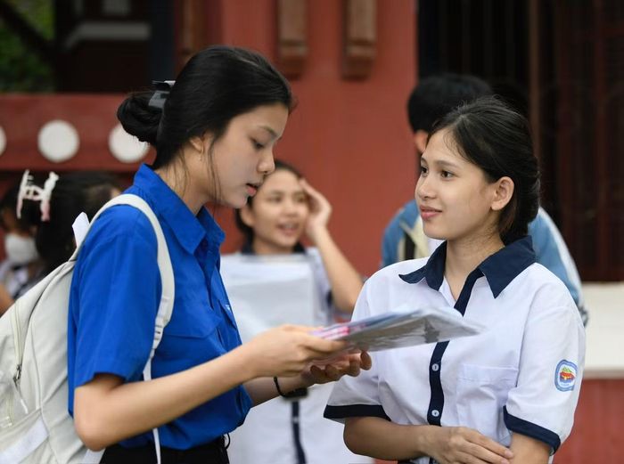 Các điểm thi đều có lực lượng thanh niên tình nguyện tiếp sức mùa thi, hỗ trợ thí sinh và người nhà.