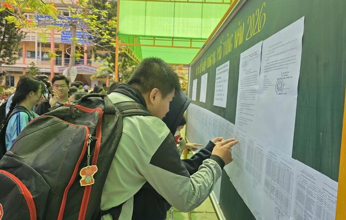 Thí sinh đến làm thủ tục dự thi tại Điểm thi Trường THPT Bình Minh, phường Bình Minh, tỉnh Vĩnh Long