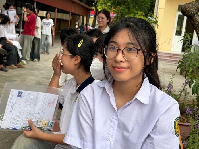 Thí sinh đến điểm thi Trường THPT A Thanh Liêm, tỉnh Ninh Bình làm thủ tục dự thi.