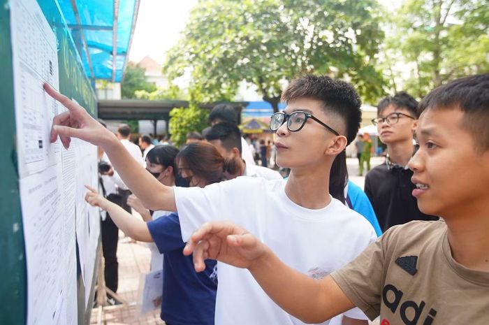 Thí sinh hồ hởi đến làm thủ tục thi tốt nghiệp tại trường THPT Yên Hòa (Hà Nội)