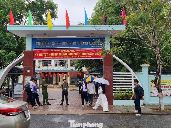  Thí sinh Đà Nẵng đội ô đến điểm thi. Ảnh: Thanh Hiền. 