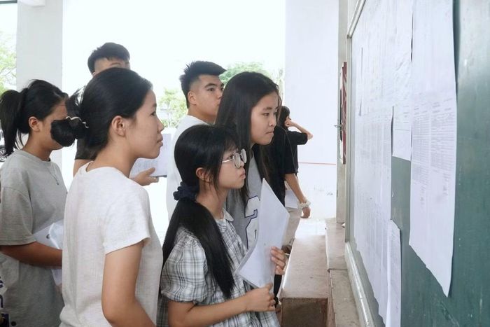 Thí sinh đến làm thủ tục dự thi tại điểm thi Trường THPT Dân tộc nội trú Nghệ An (phường Vinh Phú).