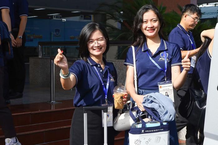  Cán bộ coi thi tự tin lên đường làm nhiệm vụ. 