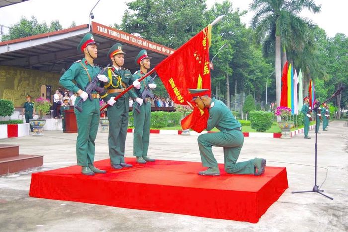 Chiến sĩ mới Trung đoàn 271 hôn Quân kỳ Quyết thắng.