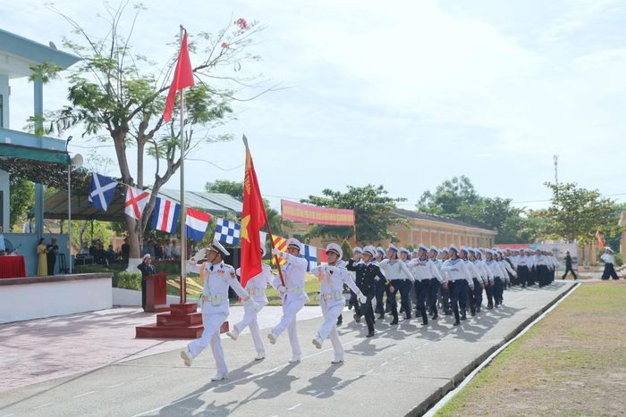 Duyệt đội ngũ tại Lễ tuyên thệ.