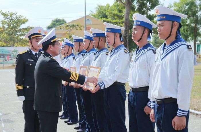 Tại Lễ tuyên thệ, Bộ Tư lệnh Vùng 3 Hải quân đã trao Giấy khen tặng 8 tập thể và 19 cá nhân có thành tích xuất sắc trong công tác huấn luyện chiến sĩ mới năm 2026.