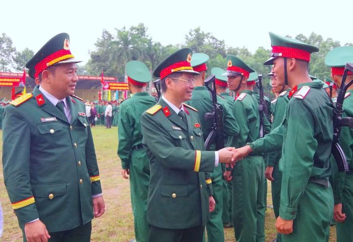 Lãnh đạo Sư đoàn 5 và Trung đoàn 271 động viên chiến sĩ mới.
