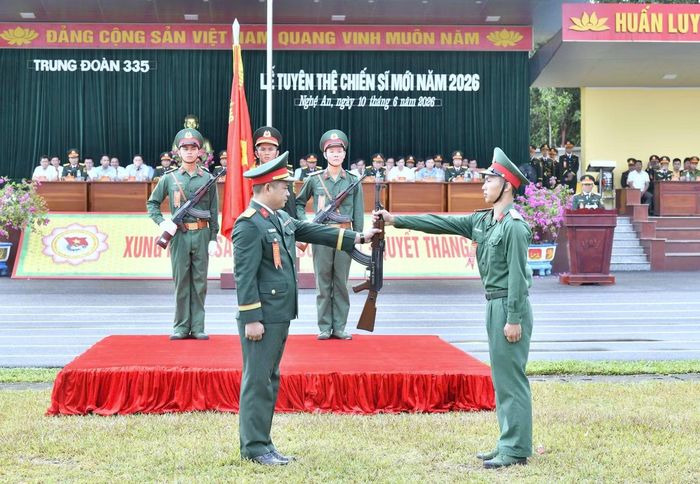 Trung đoàn 335 (Sư đoàn 324) thực hiện nghi thức trao súng cho chiến sĩ mới tại Lễ tuyên thệ.