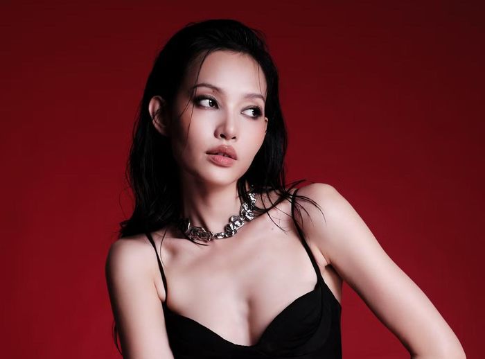 Sắc vóc và nét tinh tế trong diễn xuất của nữ diễn viên khiến đạo diễn tin tưởng rằng sự hóa thân của cô sẽ lột tả hết những nỗi đau bị vùi nén của cô Hứa trong căn biệt thự kỳ dị.