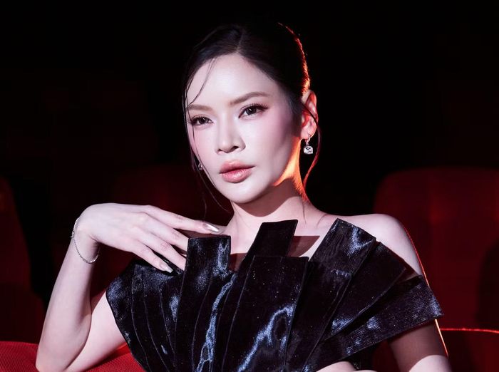 “Hơn một thập kỷ trôi qua, một lần nữa Nương được sống trong bầu không khí này. Được sống với nghề và có thể đón nhận tình yêu của khán giả là điều mà Nương luôn trân trọng. Khi đứng ở đây, tôi nhận thức một cách rõ ràng rằng bản thân chưa bao giờ quên đi đam mê của mình. Và đây cũng là giai đoạn Nương khao khát được tham gia vào các dự án điện ảnh, mang đến những vai diễn đa dạng cho khán giả”, Nguyễn Công Nương nói.