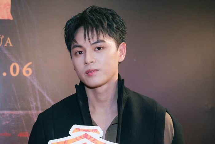 Diễn viên Dũng Hà vào vai TikToker, đồng thời cũng là người thường đứng ra hòa giải khi nhóm streamer xảy ra mâu thuẫn. Lầu chú Hỏa là tác phẩm điện ảnh đầu tay của Dũng Hà.