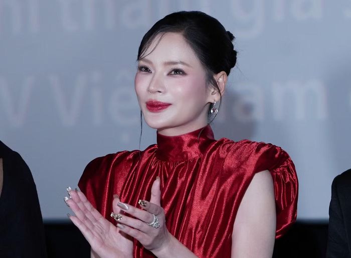 Nguyễn Công Nương chọn đầm satin đỏ ôm dáng ở sự kiện.