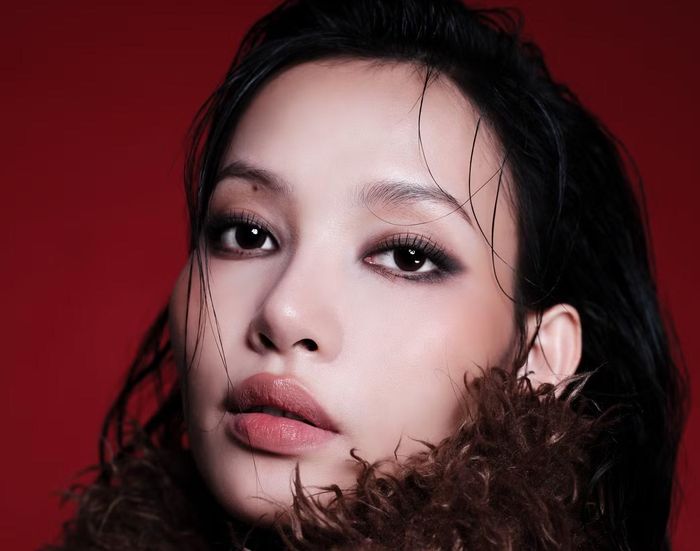 Bản dựng cuối cùng của phim tạo nên sự tò mò lớn vì giấu mặt thật của diễn viên. Quyết định này được đưa ra để bảo toàn cảm giác tò mò và khuếch đại nỗi sợ hãi trong trí tưởng tượng của người xem. Trương Huỳnh Như cho biết đạo diễn Hùng Trần từng nói khi xem phiên bản lộ mặt lúc còn sống, anh thấy diễn viên quá đẹp, lo sẽ làm khán giả bớt sợ.