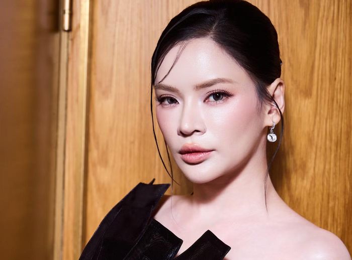 Tối 9/6, phim điện ảnh Lầu chú Hỏa có buổi ra mắt tại TPHCM. Thảm đỏ quy tụ dàn khách mời nổi tiếng của showbiz Việt. Diễn viên Nguyễn Công Nương - Top 10 Hoa hậu Thế giới người Việt 2010 - xúc động bởi đây là thảm đỏ sự kiện đầu tiên mà người đẹp tham gia với tư cách diễn viên sau 12 năm ở ẩn.