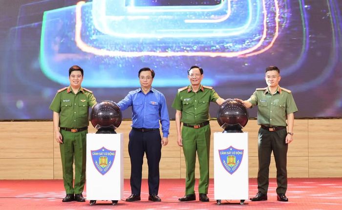 Ban tổ chức ra mắt công trình thanh niên "AI chiến sĩ mới - Sổ tay công dân thực hiện nghĩa vụ tham gia Công an nhân dân”.