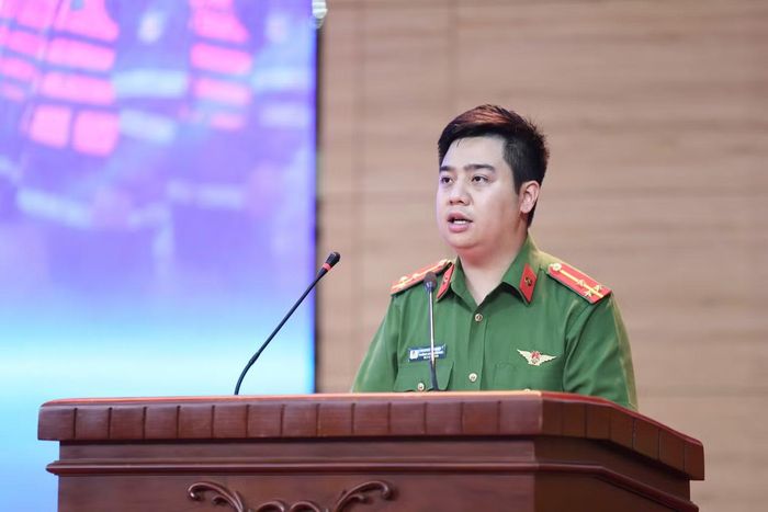 Thượng úy Dương Hải Anh phát biểu tại buổi lễ.