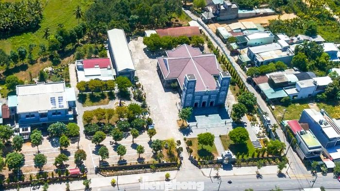Nhà thờ Phú Thượng (phường Hòa Khánh) là một trong những giáo xứ hình thành sớm ở khu vực phía tây thành phố, cùng với các xứ đạo lâu đời như An Ngãi, Tùng Sơn hay Lộc Hòa.