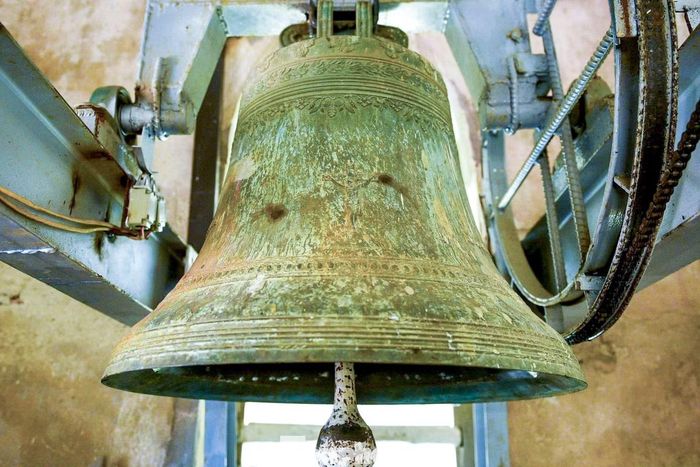 Theo linh mục Marcello Đoàn Minh, quả chuông cổ nhất được đúc vào năm 1887, đúng thời điểm hoàn thành nhà thờ. Điều đặc biệt là nguyên liệu đúc chuông không phải đồng mua mới mà được thu gom từ những khẩu súng thần công bị bỏ lại sau các cuộc chiến. “Thay vì sử dụng số kim loại này để tiếp tục chế tạo vũ khí, người dân xứ đạo đã gom lại để đúc chuông nhà thờ”, linh mục Đoàn Minh chia sẻ.
