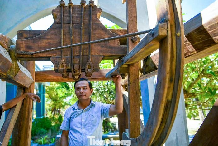 Trong khuôn viên nhà truyền thống, bộ giá đỡ bằng gỗ đặt trên hệ bánh xe vẫn được gìn giữ cẩn thận. Đây từng là nơi treo hai quả chuông đồng của nhà thờ suốt hơn một thế kỷ, trước khi cả hai được đưa trở lại tháp chuông vào đầu năm 2026 sau thời gian bảo quản.