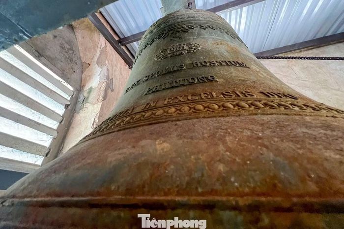 Từ những khẩu súng từng phục vụ chiến trận, quả chuông nặng khoảng 100 kg được treo lên tháp nhà thờ khi khánh thành năm 1887. Đến năm 1901, giáo xứ đúc thêm một quả chuông lớn nặng gần 300 kg.