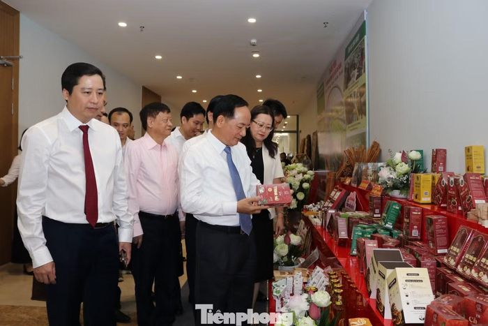 Các đại biểu tham quan gian hàng tiêu biểu của địa phương.