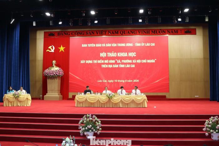 Các đồng chí chủ trì hội thảo.