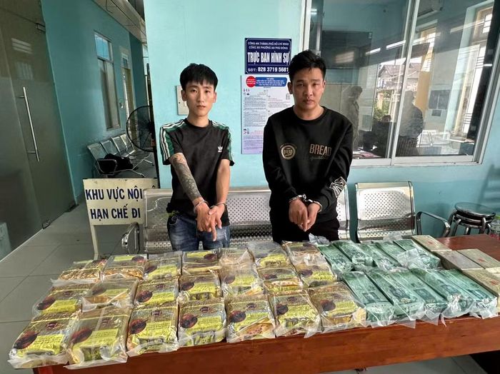 Các đối tượng cùng tang vật.