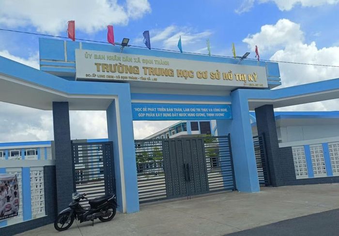 Trường THCS Hồ Thị Kỷ (xã Định Thành, Cà Mau) – nơi ông Dũng làm hiệu trưởng.